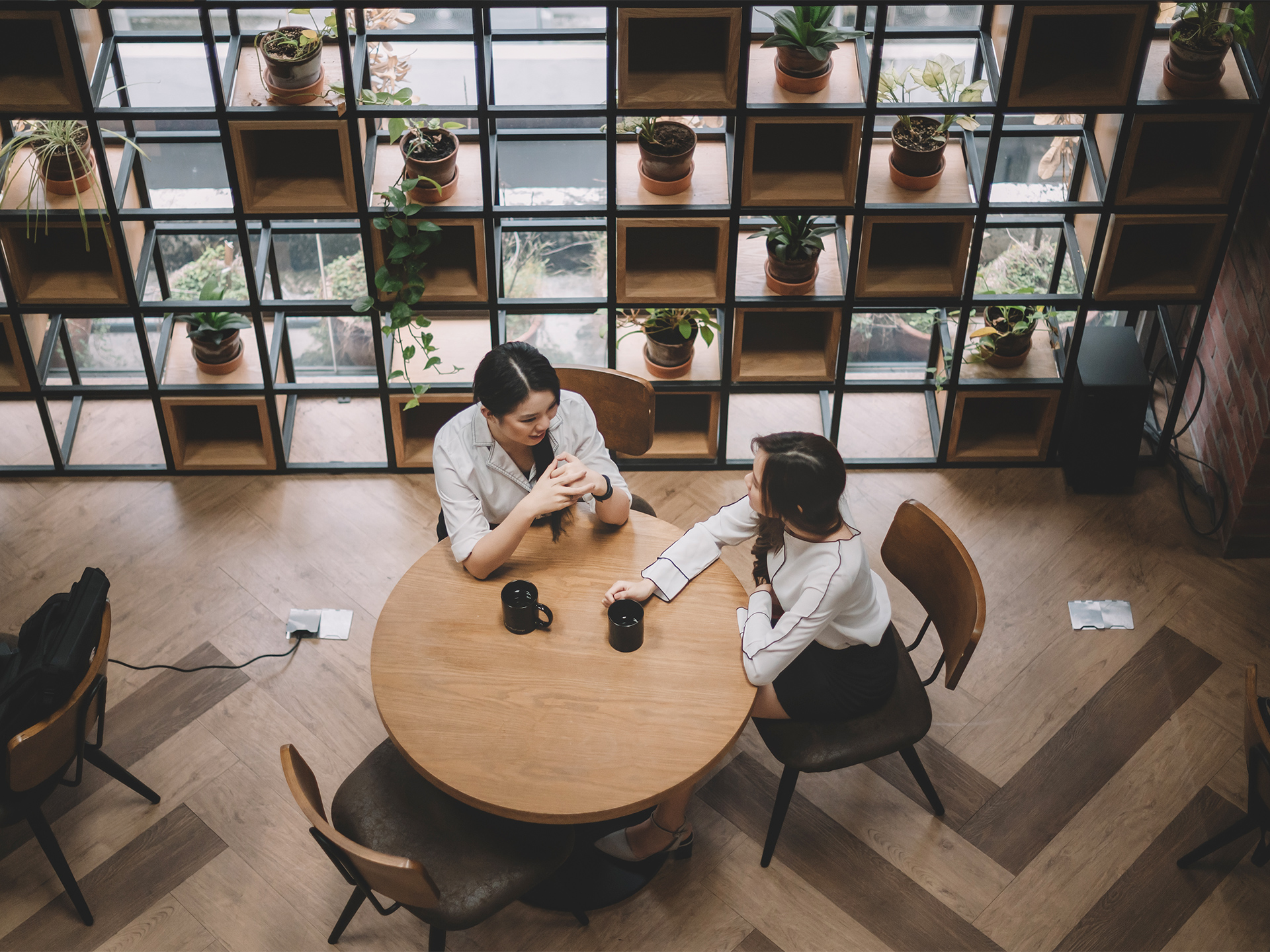 one-to-one discussion between colleagues in relaxed workspace