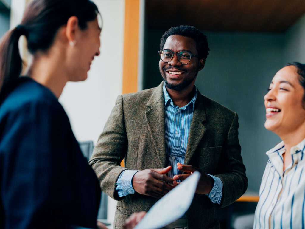 professionals exchanging ideas during informal workplace discussion